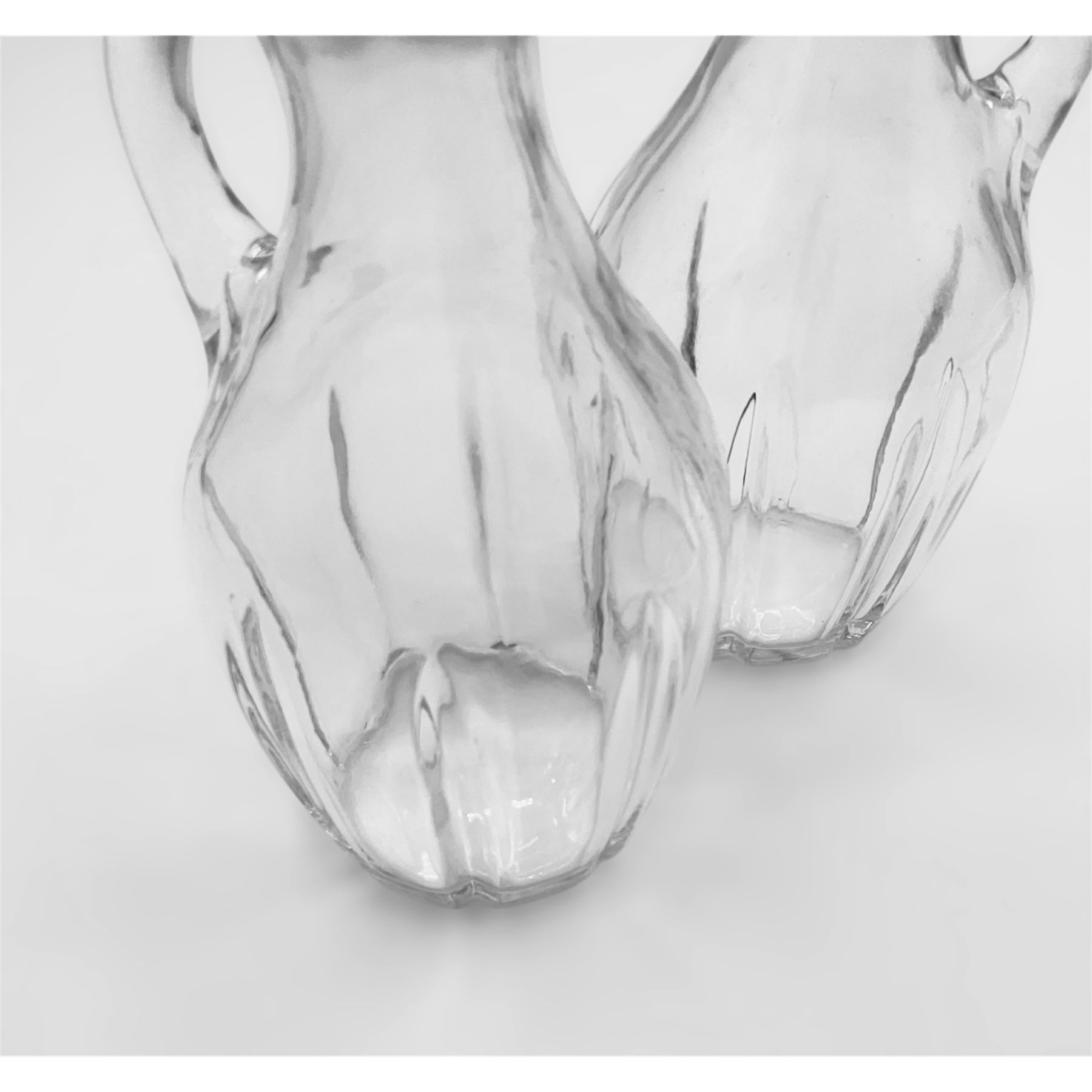 Ampolle con manico e tappo in vetro trasparente set of two clear glass bottles for oil, vinegar, or decoration.