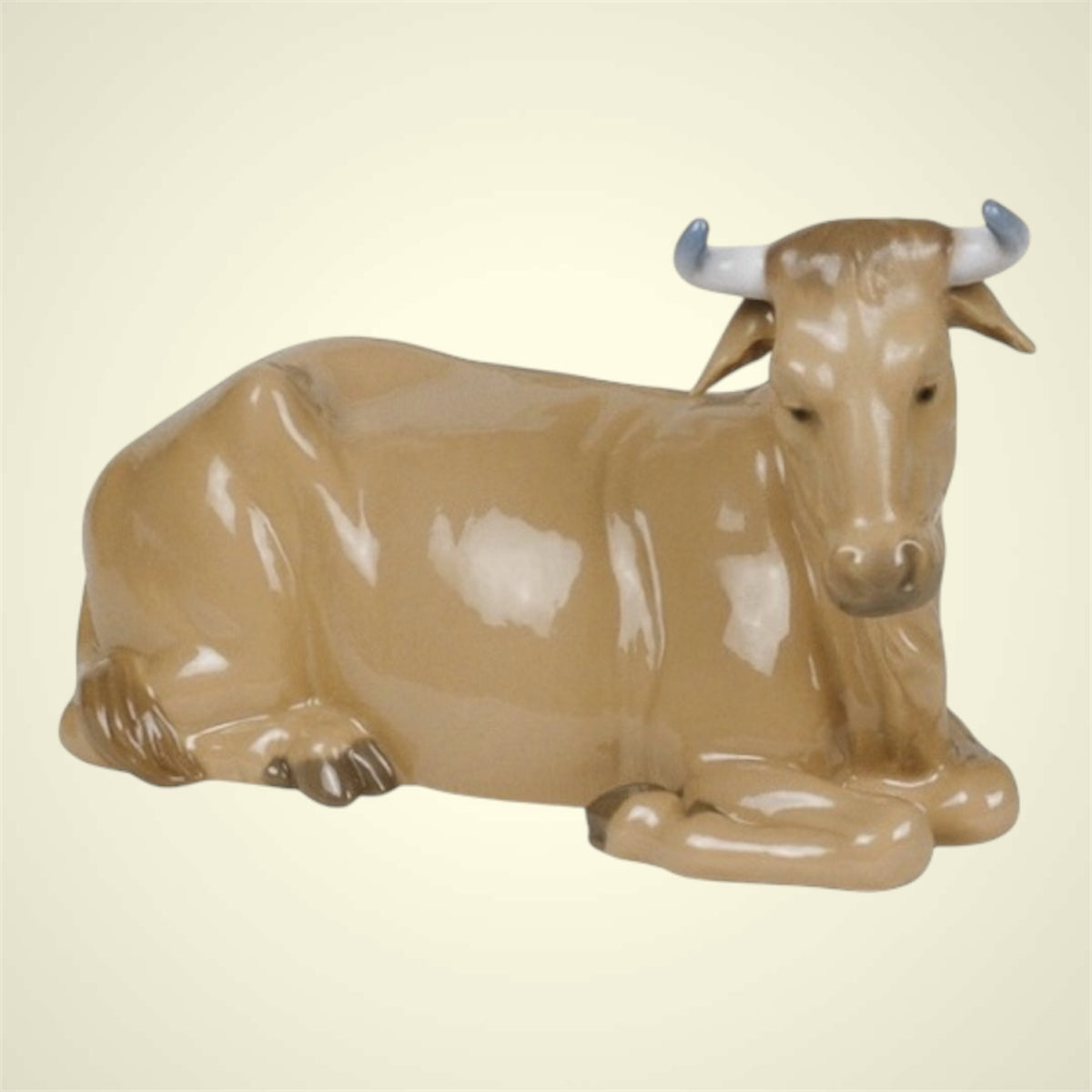 NAO Bue statua in porcellana lucida