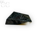 Scultura geometrica in marmo nero del prodotto Ceppo nero marmorizzato bianco laccato lucido in legno Montana