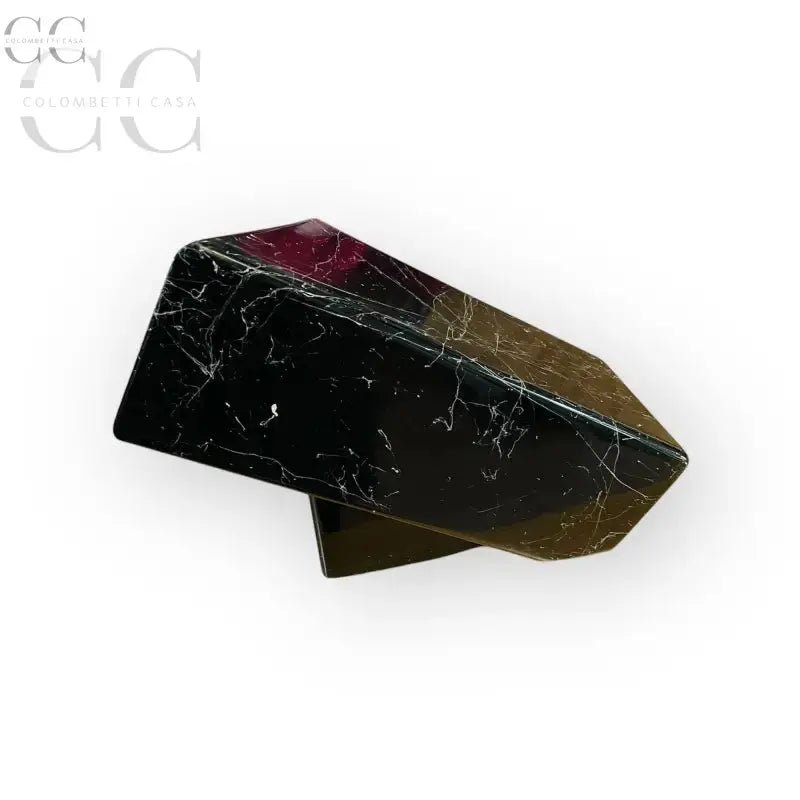 Cristallo di tormalina nera e rossa esposto nel prodotto Ceppo nero marmorizzato bianco