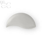 Piatto bianco a forma di mezzaluna della collezione New Wave di Villeroy & Boch