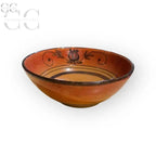 Coppetta rossa con uva ceramica di Gubbio in un elegante piatto floreale arancione