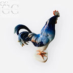 Figurina di gallo blu cobalto con dettagli dorati, ideale per collezionisti di tazze