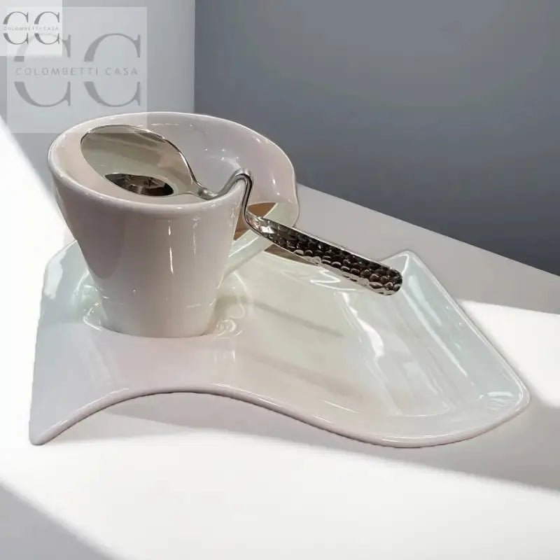 Tazzine bianche in ceramica con cucchiaino Villeroy&Boch su piatto elegante