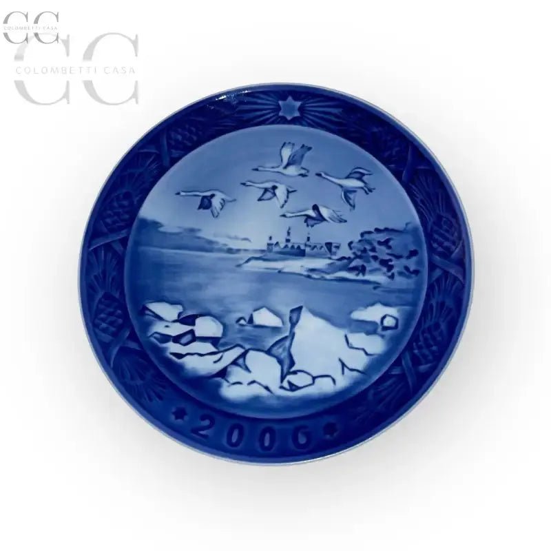 Piatto Natale 2000 Royal Copenhagen con scena di uccelli su sfondo blu decorativo