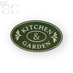 Insegna ovale verde con testo Kitchen & Garden su portatovaglioli ceramica Portmeirion