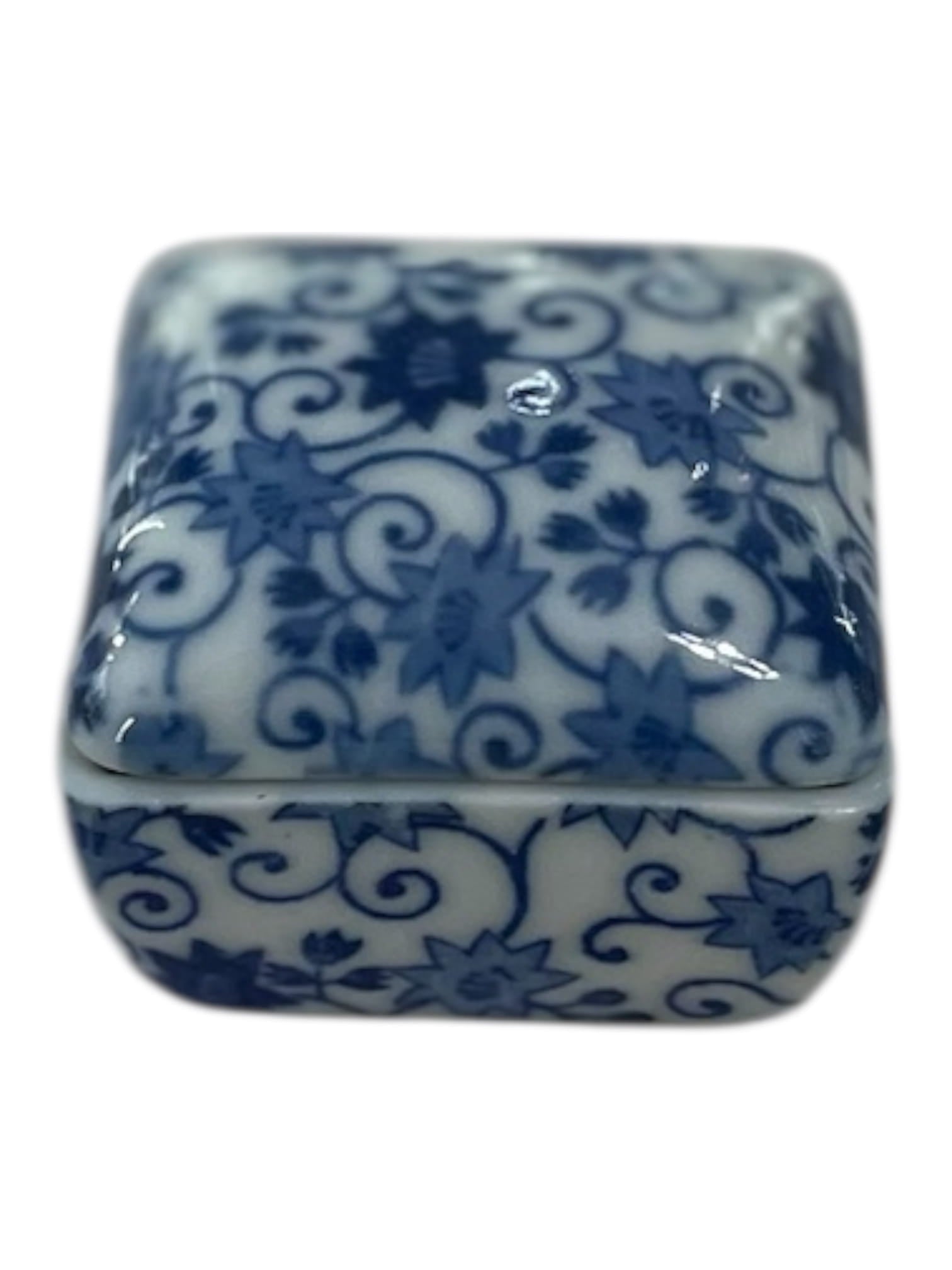 Scatolina quadrata blu e bianca in porcellana