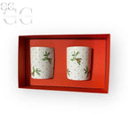 Due tazze in porcellana Richard Ginori con motivo di agrifoglio in una scatola rossa