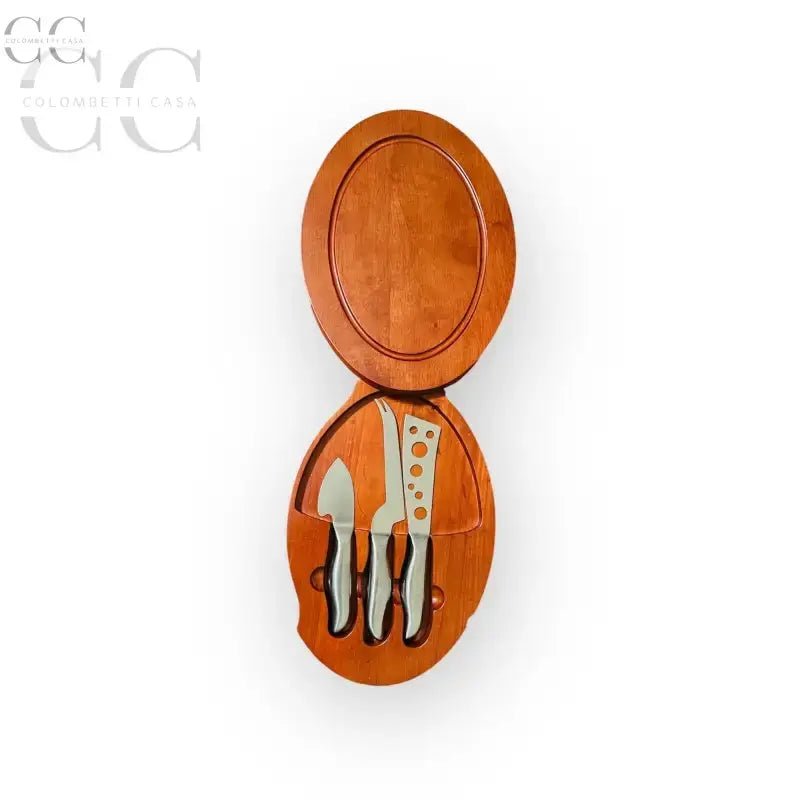 Set coltelli formaggio con tagliere in legno e coltelli per servire formaggi