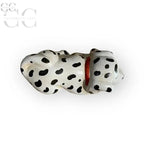 Statuetta cane dalmata in ceramica con collare rosso, dalmatino che dorme