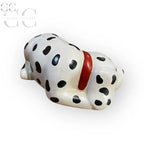 Figurina di un dalmata dormiente con collare rosso in ceramica