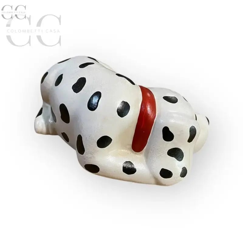 Figurina di un dalmata dormiente con collare rosso in ceramica