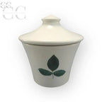 Vaso ceramico color crema con design a foglia verde, parte delle tazze Flo di Ella Doran