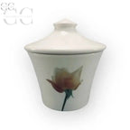 Barattolo in ceramica bianca con design di rose, parte della collezione Tazze di Ella Doran